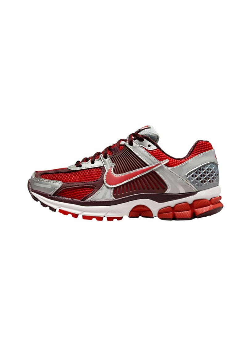 Röd och silver sportskor med mesh ovandel, texturerad design, vadderad krage och gummisula med dämpade segment och grepelement.