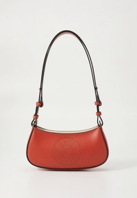 Rød skuldertaske i læder med en buet form, perforeret logodetalje foran og en enkelt sort strop med justerbar hardware.