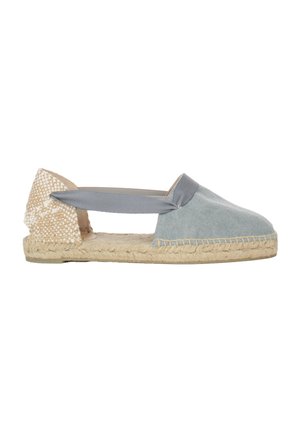 Espadrillas in tela azzurro chiaro con tacco beige intrecciato, lati aperti e cinturino alla caviglia in tessuto grigio chiaro.