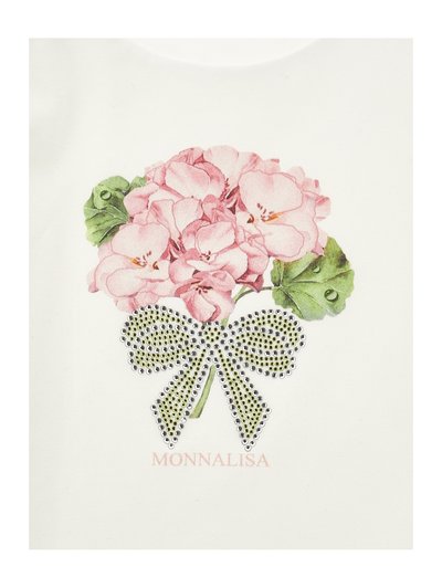 Ροζ άνθη γερανιών με πράσινα φύλλα και ένα διακοσμητικό πράσινο φιόγκο με πολύτιμους λίθους σε λευκό φόντο, με την ετικέτα "Monnalisa".