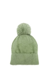 Berretto a maglia verde simile alla pelliccia con una grande pom-pom sopra e una fascia a coste. La trama sembra morbida e soffice.