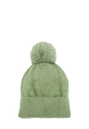 Berretto a maglia verde simile alla pelliccia con una grande pom-pom sopra e una fascia a coste. La trama sembra morbida e soffice.