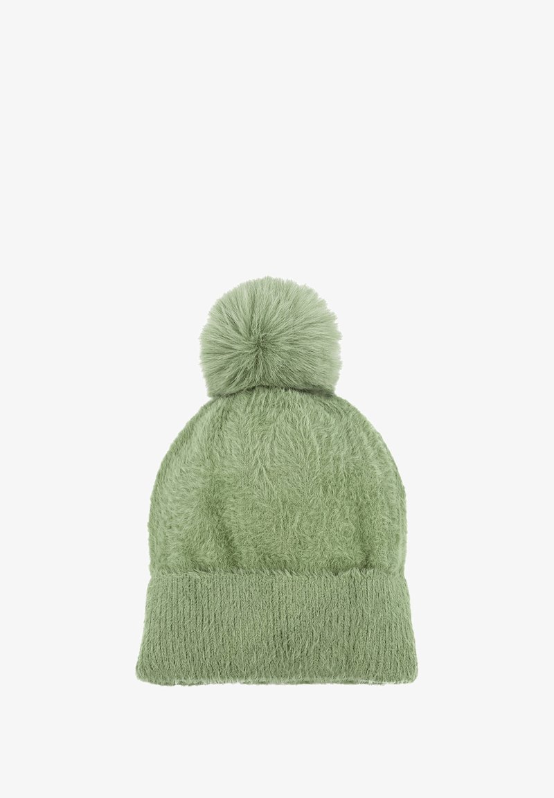 Berretto a maglia verde simile alla pelliccia con una grande pom-pom sopra e una fascia a coste. La trama sembra morbida e soffice.