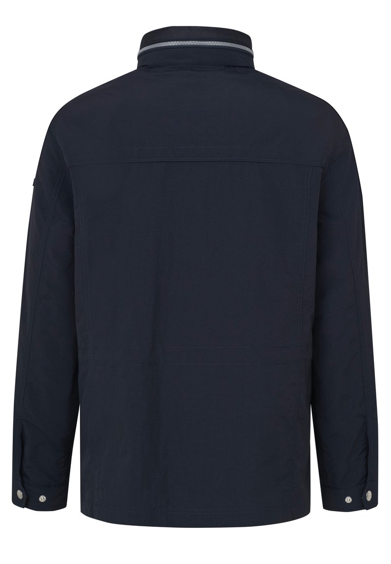 Marineblaue Jacke mit langen Ärmeln, Stehkragen und silbernen Akzentdetails, aus einem glatten, strapazierfähigen Stoff und mit Druckknöpfen.