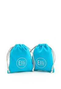 Deux petites pochettes bleu clair à cordon blanc, chacune étiquetée « Elli by Julie & Grace » sur un fond blanc.