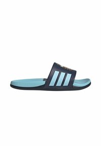 Sandalia tipo chancla azul marino con una correa ancha, que presenta tres franjas azul claro y una plantilla texturizada. Hecha de material Cloudfoam para mayor comodidad.