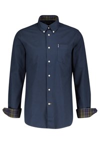 Donkerblauw overhemd met knopen van katoen, voorzien van een kraag, een borstzakje en geruite accenten aan de binnenkant van de kraag en manchetten.