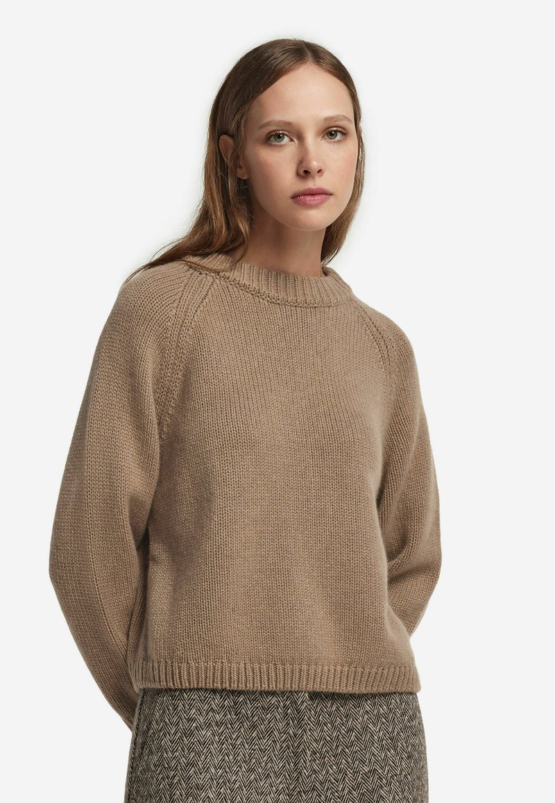 Beiger, grobstrick Pullover mit einem gerippten Hals- und Ärmelbündchen, der einen lässigen Schnitt und Raglanärmel aufweist. Ideal zum Layering.
