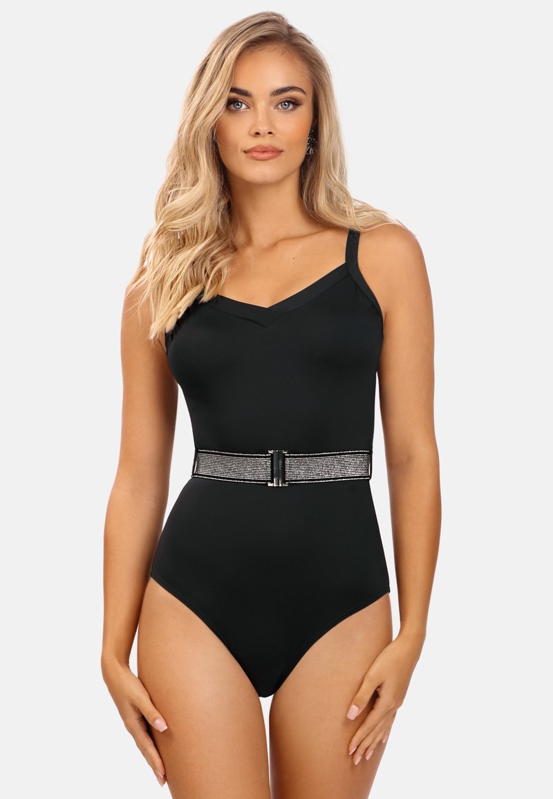 Czarny jednoczęściowy strój kąpielowy z dekoltem w serek, cienkimi ramiączkami i ozdobnym paskiem z srebrnym akcentem w talii. Gładka, błyszcząca faktura.