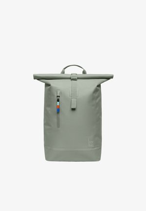 Lysegrå rulleåben rygsæk med front lodret lynlåslomme og farvede lynlås trækflapper, mærket med "GOT BAG" logo nederst til højre.