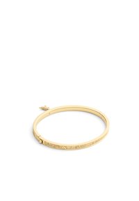 Brazalete bangle en tono dorado que presenta un patrón texturizado en un lado, acabado suave en el interior y un cierre con un acento decorativo.