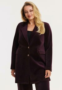 Pruimenvelvet blazer met een gepaste ontwerpd, enkele knoopsluiting, twee voorzakken en gelapte revers. Soepele textuur, lange mouwen.