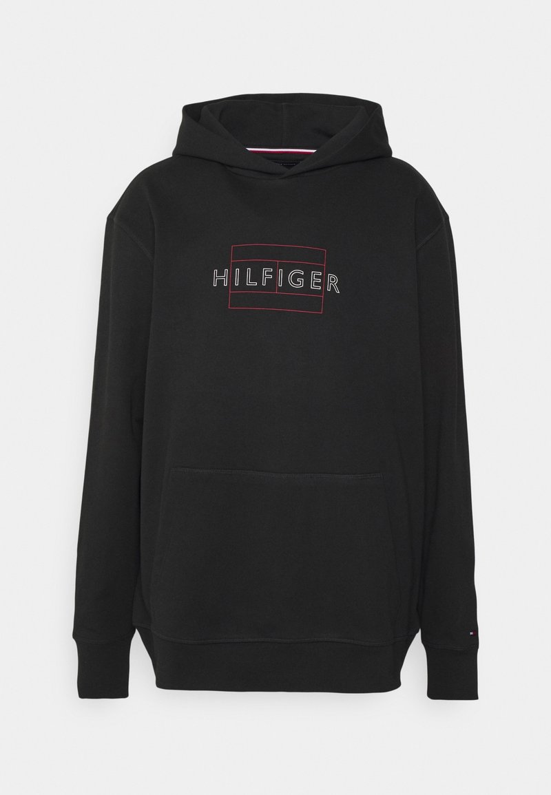 Sweat à capuche noir avec poche kangourou à l'avant et texte « HILFIGER » dans un rectangle rouge sur la poitrine.
