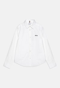 Camisa branca de mangas longas com fecho de botão, colarinho clássico e logótipo "BOSS" bordado em preto no lado esquerdo do peito. Tecido de algodão suave.