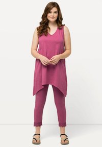 Ulla Popken LONGLINE  PUNTZOOM  V-HALS MOUWLOOS - Top - fuchsia