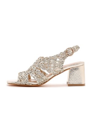 Beige open-toe sandaal met hak, voorzien van een geweven, gelust riemontwerp en verstelbare enkelgesp, met een blokhak.