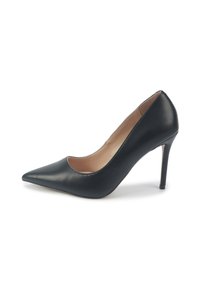 Escarpin noir en cuir avec un bout pointu et un talon aiguille fin sur fond blanc.