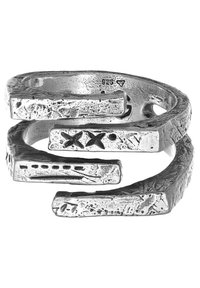 Bague en métal argenté avec un design texturé et abstrait comprenant trois bandes entrelacées et des accents gravés. Contient un tampon 925 pour garantir la qualité.