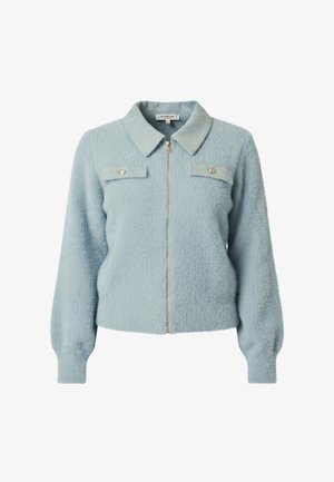 Lichtblauw, zacht jasje met ritssluiting, kraag, lange mouwen en twee borstzakken met knopen.