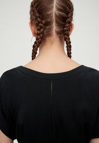 QS DOTÉ D’UNE FENTE DANS LE DOS - Bluse - schwarz