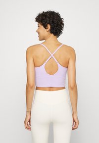 Athleta ELATION V-NECK CROP A-C - Sutiã desportivo de suporte ligeiro - elfin purple