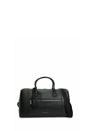 Czarna skórzana torba typu duffel z podwójnymi uchwytami, odpinanym paskiem na ramię, przednią kieszenią na zamek i srebrnymi elementami metalowymi.