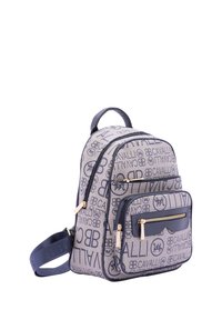 Zaino blu e grigio con un evidente motivo del logo, zip dorate, tessuto testurizzato e una tasca frontale con zip per ulteriore spazio di archiviazione.