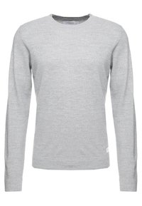 Ljusgrå tröja, långärmad, rundad hals, mjuk textur, minimalistisk design, liten logotypetikett på nedre vänstra fållen.