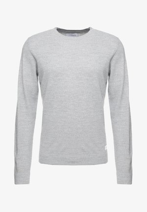 Hellgrauer Pullover, lange Ärmel, Rundhalsausschnitt, weiche Textur, minimalistisches Design, kleines Logoetikett am unteren linken Saum.
