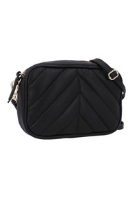 Czarna skórzana torba crossbody z pikowanym wzorem w zygzak, złotymi akcentami, zamknięciem na zamek i regulowanym paskiem. Kompaktowy prostokątny kształt.