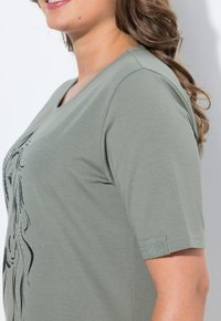 LAURASØN 1/2-ARM, RUNDHALSAUSSCHNITT  - Triko s potiskem - sage