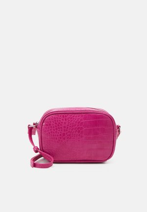 Petit sac bandoulière rectangulaire rose vif avec texture crocodile et bandoulière fine réglable sur fond blanc.