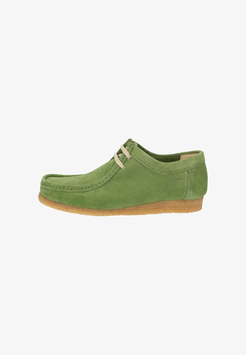 Chaussure style mocassin en daim vert avec des lacets beige et une semelle en crêpe marron clair, vue de profil.