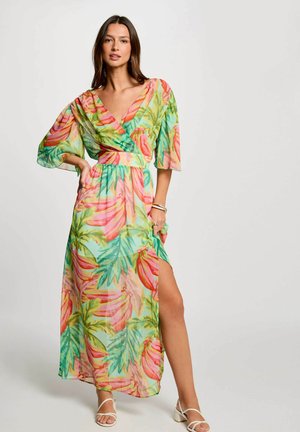 Abito lungo in tessuto trasparente con un motivo tropicale di foglie e fiori verde, rosa e giallo, con scollatura a V e maniche corte flottanti.