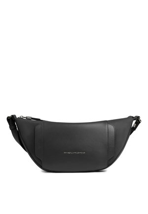 Zwarte leren heuptas met verstelbare riem en zilveren rits, voorzien van een voorvak en een metalen logo-plaatje in het midden.