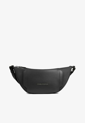 Zwarte leren heuptas met verstelbare riem en zilveren rits, voorzien van een voorvak en een metalen logo-plaatje in het midden.