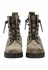 Grijze suède enkellaarsjes met zwart gevlekte veters, metalen aglets en een gestructureerde zwarte zool. De voorkant toont de vorm en kenmerken van de laars.