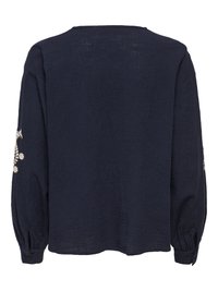 Mornarsko modra bluza z dolgimi rokavi z nežno teksturo in belo cvetlično vezenino na rokavih, z zaponkami na zapestjih in ravnim robom.