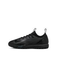 Chaussure de sport noire en matériau synthétique, dotée d'une tige texturée, de lacets et d'une semelle extérieure robuste pour une bonne adhérence et une stabilité accrue.