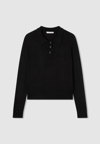 Czarna longsleeve koszulka polo z klasycznym kołnierzykiem, trzema guzikami oraz ściągaczami przy mankietach i dolnym brzegu. Miękka dzianina o gładkiej fakturze.