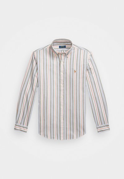 Camisa de hombre de botones con rayas verticales en beige, blanco, naranja y verde. Cuello clásico y pequeño logo en el pecho.