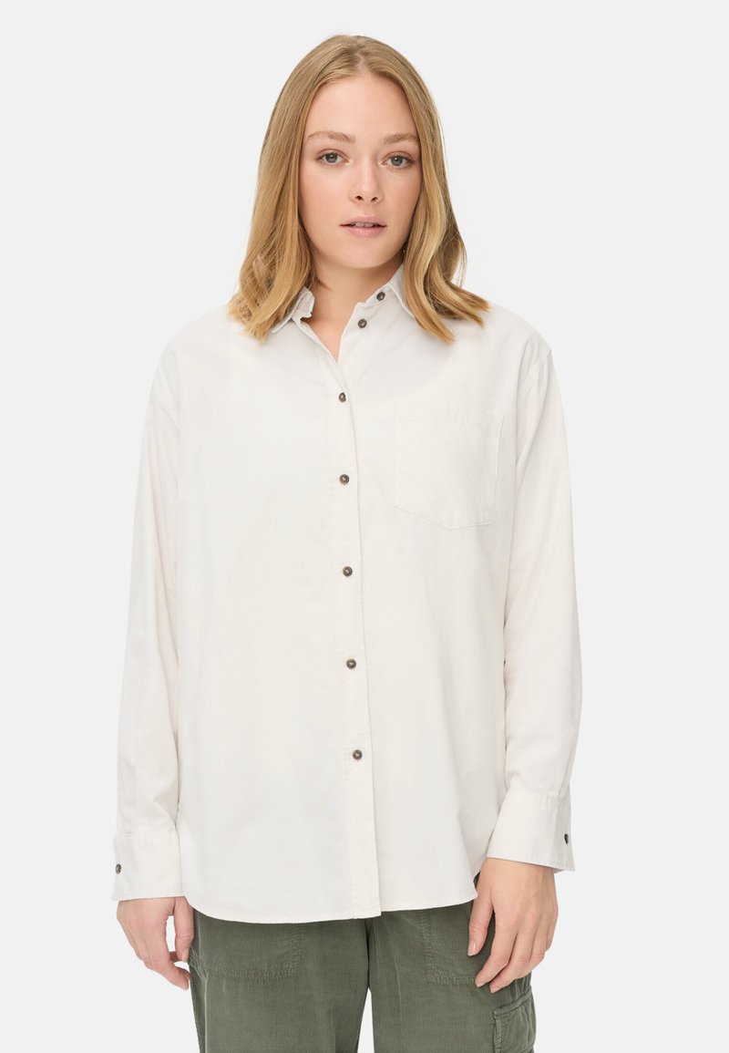 Lange mouwen, off-white knoopshirt van katoen met een borstzak en bruine knopen, met een losse pasvorm en opgerolde mouwen.