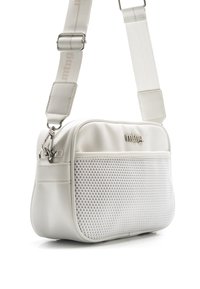 Borsa a mano bianca con corpo in finta pelle liscia e parte frontale in rete testurizzata. Dotata di tracolla regolabile e accenti in metallo.