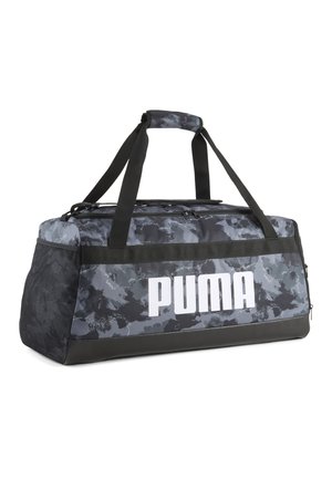 Bolsa de viaje Puma en camuflaje gris y negro con asas negras y un bolsillo lateral de malla, mostrada sobre un fondo blanco.