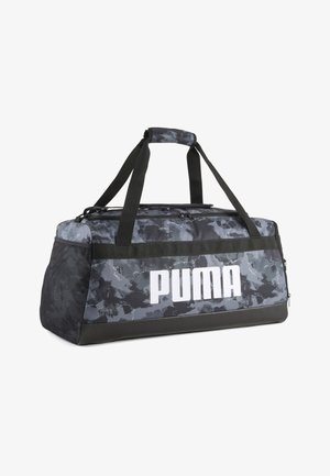 Bolsa de viaje Puma en camuflaje gris y negro con asas negras y un bolsillo lateral de malla, mostrada sobre un fondo blanco.