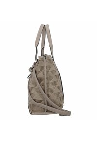 Sac à main perforé beige avec un motif triangulaire, double anses supérieures et une bandoulière amovible, avec des accents en noir.