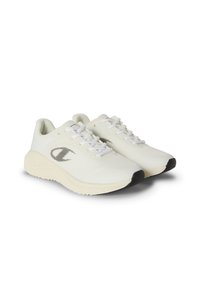Białe sportowe sneakersy wykonane z siateczkowego materiału o teksturowanym wykończeniu. Posiadają czarne logo oraz gumową podeszwę z kontrastującym czarnym noskiem.
