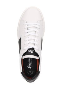 Weiße Leder-Sneaker mit schwarzen Akzenten, runder Zehenform, flachen Schnürsenkeln und einer schwarzen Zunge mit Logo. Das Innere ist mit orangefarbenen Details versehen.