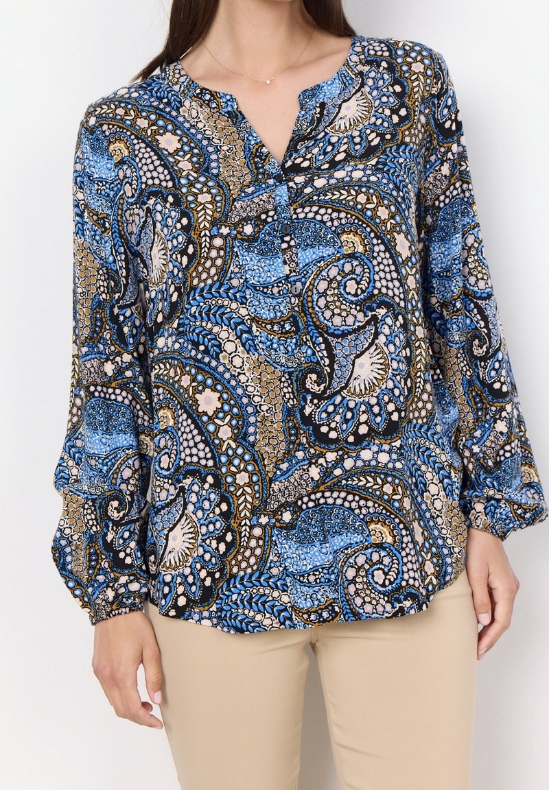 Blouse à imprimé cachemire bleu avec une patte de boutonnage, des manches longues avec poignets élastiques, et un tissu doux et léger.