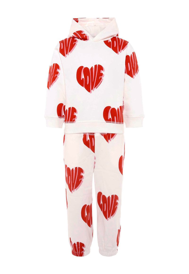 Set di felpa bianca e pantaloni abbinati con grandi cuori rossi e la parola "AMORE". Tessuto morbido, vestibilità rilassata e polsini elastici.
